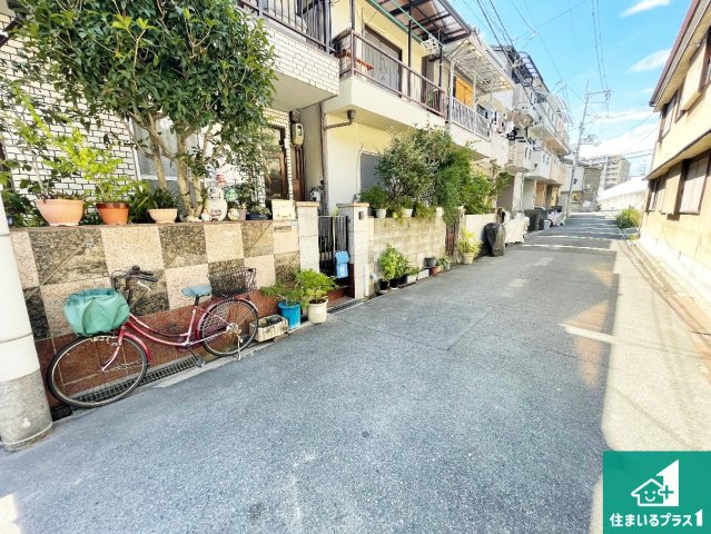 豊中市夕日丘　第1期　新築一戸建ての前面道路含む現地写真|周辺は落ち着いた街並みの住宅地！子育てがしやすい住環境です！まだ未完成ですが、現地でしかわからない事もございます。是非一度ご覧ください。