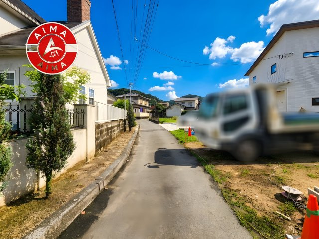 糟屋郡宇美町貴船2丁目第8-1棟（1号棟）の前面道路含む現地写真|前面道路は閑静な住宅地をはしる車通りの少ない道路。お車の出し入れが苦手なママや小さなお子様にも安心ですね。しっかり舗装もされているので、ベビーカーや自転車で通っても快適に通行できます。