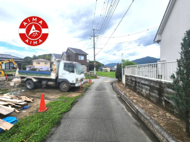 糟屋郡宇美町貴船2丁目第8-1棟（1号棟）の外観|前面道路含む現地の写真です。