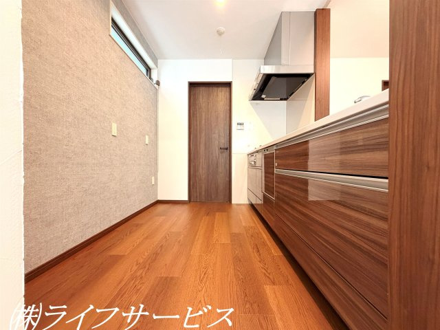 【キッチン】 | 西三国４丁目中古戸建 | システムキッチン／窓有！奥の部屋は納戸になっているのでキッチン用品のストックを近くに置いておけます！