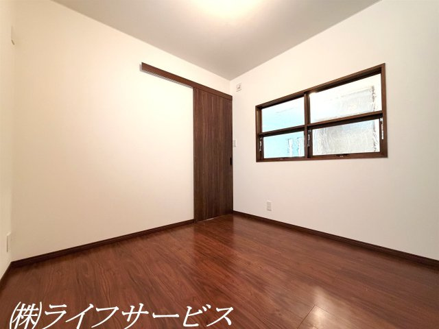【洋室】 | 西三国４丁目中古戸建 | １階洋室4.5帖／明り取り窓があり、デザイン面◎
