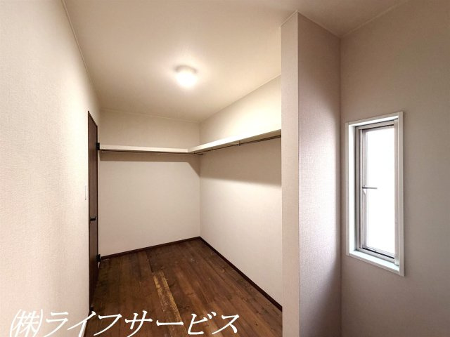 【収納】 | 西三国４丁目中古戸建 | １階納戸4帖／ＷＩＣとして使っていただけます！窓があるので換気も可能！キッチンと洗面室から出入りできます！