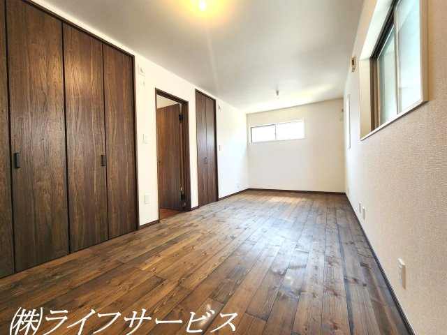 【洋室】 | 西三国４丁目中古戸建 | ２階洋室９帖/クローゼット＆物入有