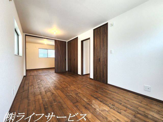 【洋室】 | 西三国４丁目中古戸建 | ２階洋室９帖/クローゼット＆物入有