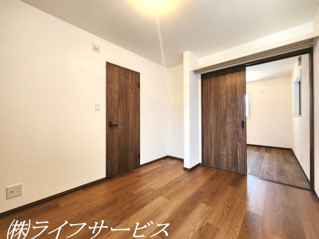 【洋室】 | 西三国４丁目中古戸建 | ３階南側洋室5.3帖