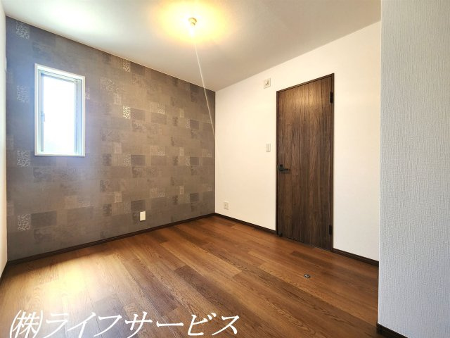 【洋室】 | 西三国４丁目中古戸建 | ３階南側洋室5.3帖