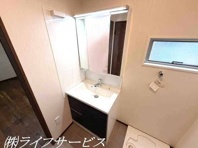 【洗面所】 | 西三国４丁目中古戸建 | ３面鏡付洗面化粧台新調／洗面室には換気に便利な窓有！