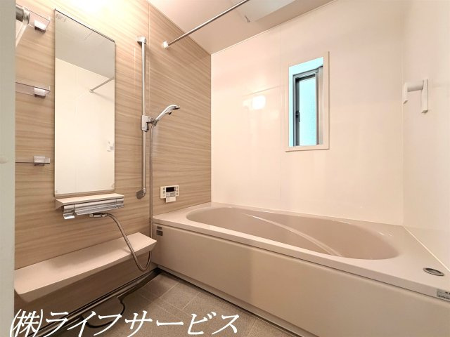 【浴室】 | 西三国４丁目中古戸建 | 浴室／窓有