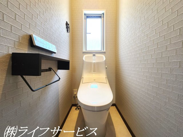 【トイレ】 | 西三国４丁目中古戸建 | ２階温水洗浄便座付トイレ