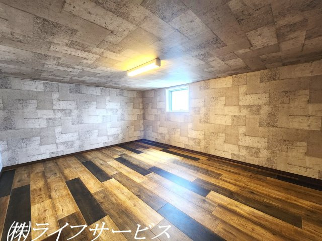 【収納】 | 西三国４丁目中古戸建 | 屋根裏収納／広々5.5帖！照明があるので作業がしやすいですね！窓があるので換気もできます！