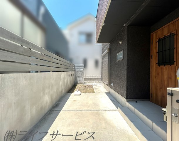 【玄関】 | 西三国４丁目中古戸建 | 玄関前／植樹可能なスペースを設けてあります