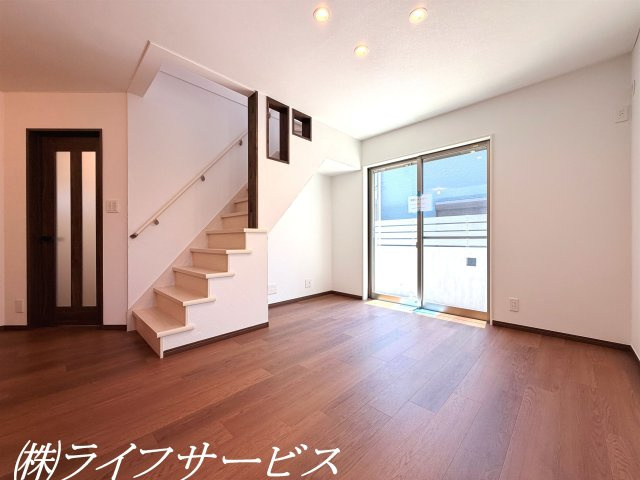 【居間・リビング】 | 西三国４丁目中古戸建 | ＬＤＫ14.8帖／リビングルームには南西向きの窓から明るい日差しが差し込みます！