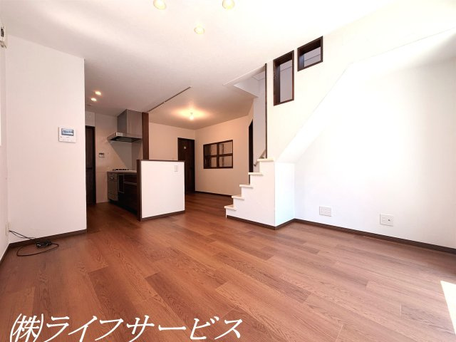 【居間・リビング】 | 西三国４丁目中古戸建 | ＬＤＫ14.8帖／リビングルームには南西向きの窓から明るい日差しが差し込みます！
