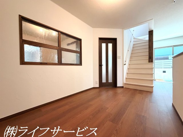 【ダイニング】 | 西三国４丁目中古戸建 | ダイニングスペース／キッチン正面の壁には明り取り窓を設置しているので圧迫感がありません！