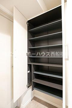 グロリアコート市川の玄関