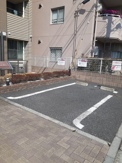 Shine Miraの駐車場
