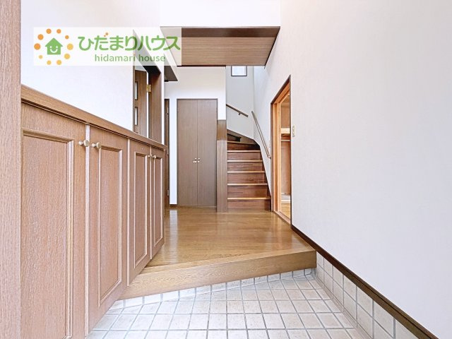 【玄関】 | 取手市戸頭　中古戸建 | 収納場所に困る掃除機や掃除用具はこちらへ！！