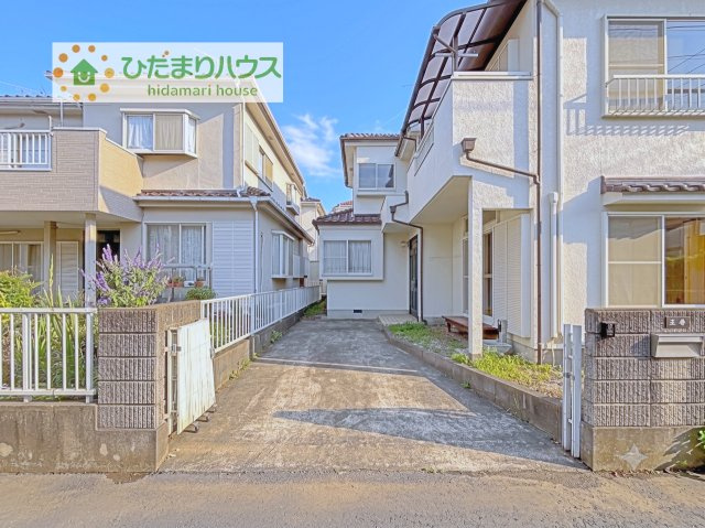 【駐車場】 | 取手市戸頭　中古戸建 | 居室の一角には人気のネイビーのアクセントクロスを採用☆彡