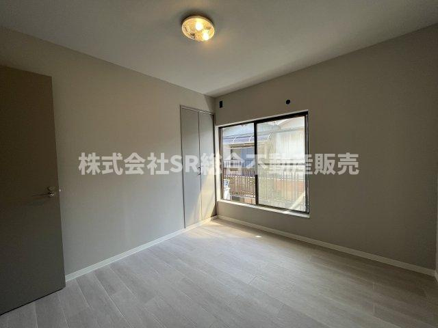 森河内東1丁目中古テラスハウスの子供部屋|ベランダに面した明るい空間です！