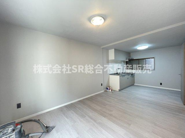 森河内東1丁目中古テラスハウスの居間・リビング|2F　14.5帖。ご家族と毎日顔を合わせられる造りでゆったりとお過ごしいただける空間です！