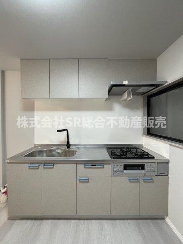 森河内東1丁目中古テラスハウスのキッチン|3口ガスシステムキッチンにはグリル付きでお料理快適です！