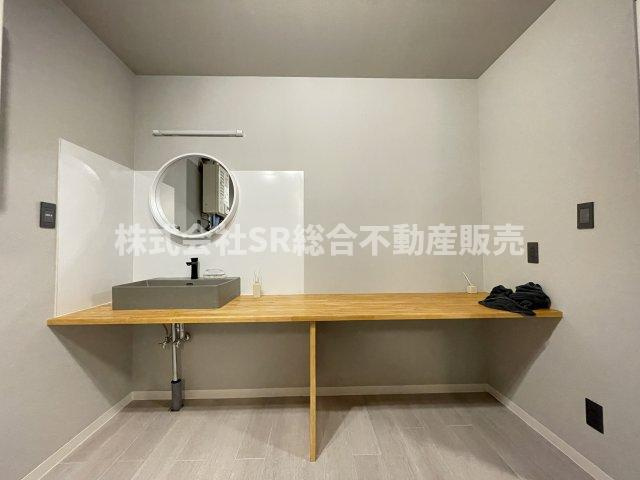 森河内東1丁目中古テラスハウスの独立洗面台|幅広のカウンターがあり朝の身支度もスムーズにできます！
