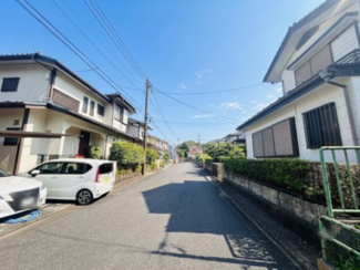 【前面道路含む現地写真】 | 千葉市緑区越智町　54.6坪×整形地 | 前面道路は幅5.9m。車の出し入れもラクで、対向車とのすれ違いにも余裕があります。