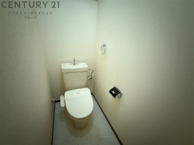 温水洗浄便座付きのトイレです♪