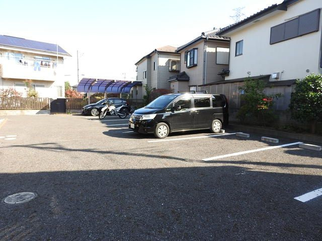 ジュネス松戸の駐車場