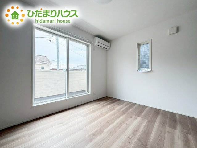 いわき市内郷高坂町大町　新築未入居の寝室|主寝室は広々していて安らげる空間に。大きな窓から光が差し込み、朝の目覚めも良さそう♪