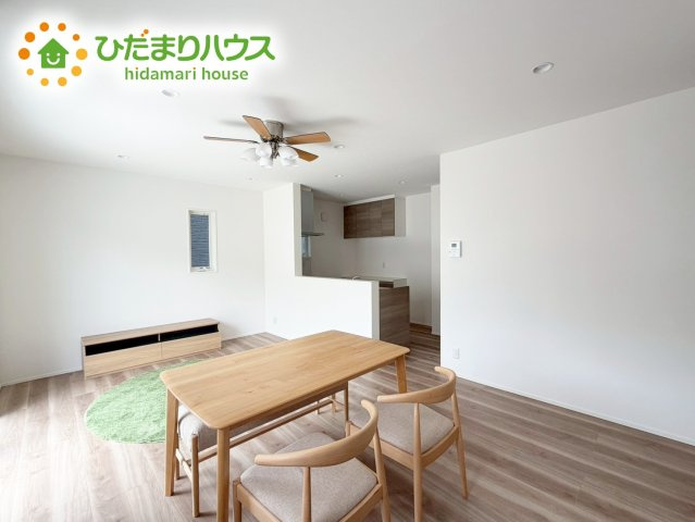 いわき市内郷高坂町大町　新築未入居の居間・リビング|大きな窓から差し込む光でいっぱいのリビング　休日もつい家にいる時間が長くなりそうです