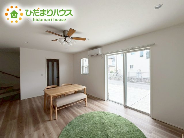 いわき市内郷高坂町大町　新築未入居の居間・リビング|奥行き感あるLDK。一体の空間ながらほどよい距離を保ち、家族がおもいおもいに好きな場所で寛げます。