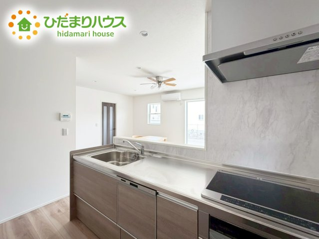 いわき市内郷高坂町大町　新築戸建のキッチン|家族でのコミュニケーションがとれる対面型システムキッチン。横一列にシンクとコンロをまとめたシンプルな形です。動きやすさとスタイリッシュなデザインが魅力。