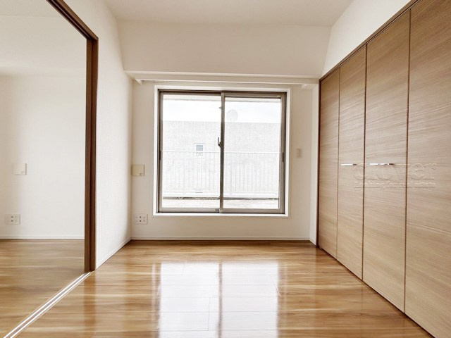 【子供部屋】 | B CITY 高田馬場alivie | 洋室1　窓から明るい光が差し込む洋室。ベッドを置いて個人居室にする場合は、多くの時間を過ごすことになる空間です。使い勝手や落ち着きを想像してください。～即日のご見学可能～　お問合せはお気軽にどうぞ。