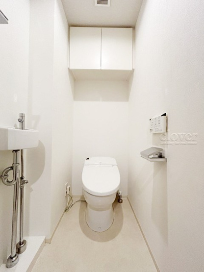【トイレ】 | B CITY 高田馬場alivie | 温水洗浄便座付き　トイレはもともと個人の領域である自宅の中でも、最もプライベートな空間です。だからこそ、ほしい「落ち着き」がここにあります。～即日のご見学可能～　お問合せはお気軽にどうぞ。