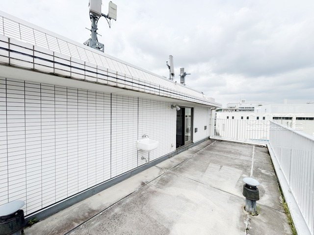 【バルコニー】 | B CITY 高田馬場alivie | ルーフバルコニーがこの部屋の自慢です。専有部分ではありませんが、専用使用できる空間として、ご利用ください。～即日のご見学可能～　お問合せはお気軽にどうぞ。