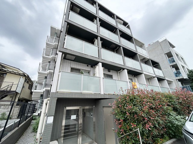 【外観】 | B CITY 高田馬場alivie | 手入れの行き届いた外壁やエントランスなど、「見ればわかる」レベルで清潔感を保ったマンションです。築年数を感じさせない姿で皆様をお出迎えします。～即日のご見学可能～　お問合せはお気軽にどうぞ。