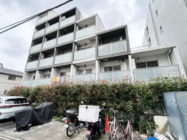 【現況写真】 | B CITY 高田馬場alivie | 前面道路と外観の様子です。～即日のご見学可能～　お問合せはお気軽にどうぞ。