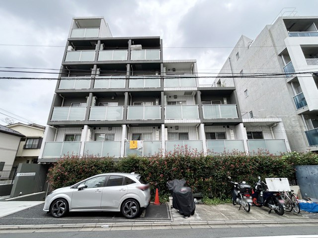 【外観】 | B CITY 高田馬場alivie | 手入れの行き届いた外壁やエントランスなど、「見ればわかる」レベルで清潔感を保ったマンションです。築年数を感じさせない姿で皆様をお出迎えします。～即日のご見学可能～　お問合せはお気軽にどうぞ。