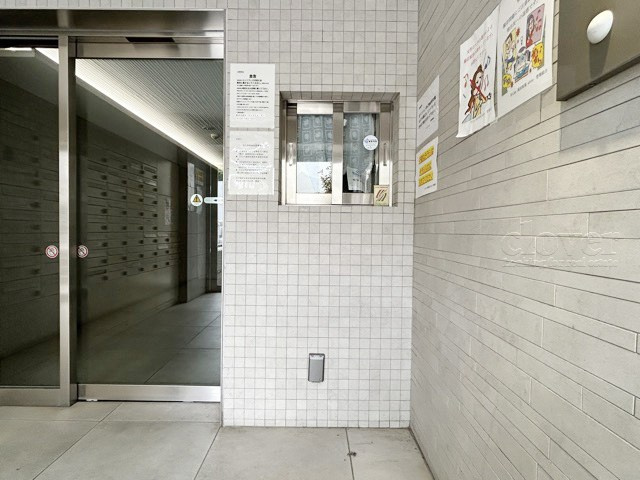 【受付】 | B CITY 高田馬場alivie | 管理人さんが勤務する管理室。このマンションがきれいに保たれているのは、もちろん管理人さんのおかげ。～即日のご見学可能～　お問合せはお気軽にどうぞ。