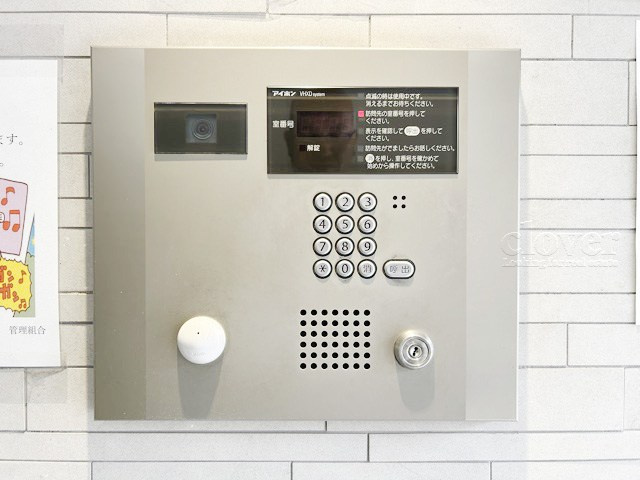 【防犯設備】 | B CITY 高田馬場alivie | モニター（カメラ）付きのオートロックが備えられています。建物のセキュリティ能力の高さは、欠かすことのできないチェックポイントになります。～即日のご見学可能～　お問合せはお気軽にどうぞ。