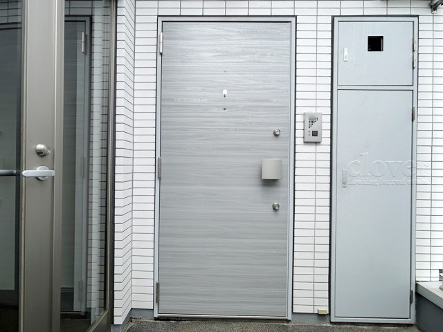 【その他共用部分】 | B CITY 高田馬場alivie | ダブルロック式の玄関ドアが皆様をお出迎え。お部屋のセキュリティの観点からも、うれしい設備ですね。玄関の色もシックで良い感じです。～即日のご見学可能～　お問合せはお気軽にどうぞ。