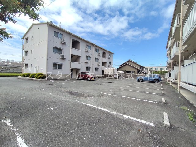 レ・セゾン菰口Aの駐車場