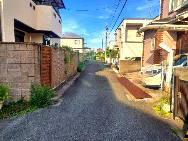 宝塚市中山寺1丁目一戸建の前面道路含む現地写真