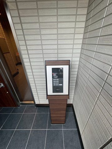 川崎市多摩区宿河原３丁目のアパートのエントランス