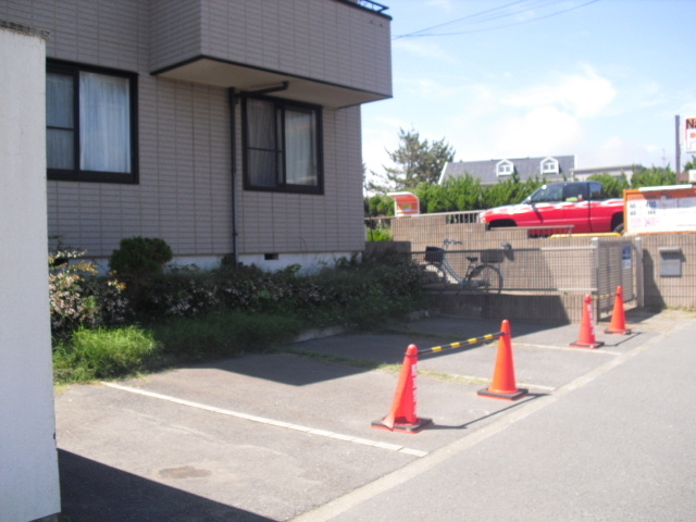 由比ガ浜ハイムのエントランス|敷地内駐車場