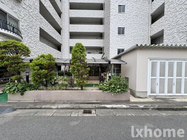 秀和南茨木レジデンスのエントランス