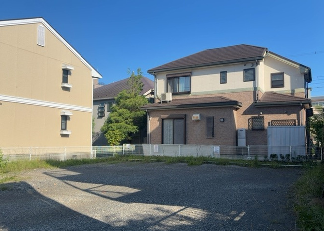 【バルコニー】 | バルコニーは、室外の専用スペースのうち、「屋根がなく開放された空間」であるものを指します。ベランダより広いタイプのものが多く、日当たりもよいため家庭菜園などを楽しみたい人にとって適した環境となります。