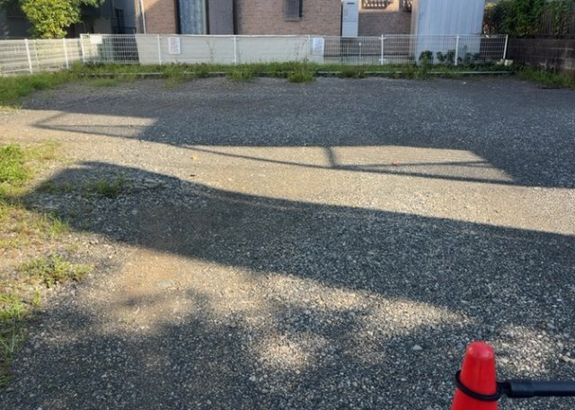 【冷暖房・空調設備】 | 基礎パッキング工法とは、床下の換気確保のため基礎と土台の間に緩衝材を挟み込む工法です。土台の下に数十センチの間隔で設置されるため、全体的な隙間が生まれます。床下換気口に比べて高い通気性が確保されます。