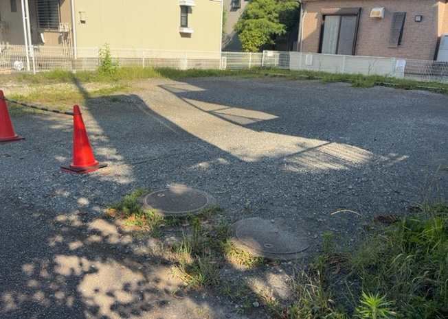 【外観】 | 現地に行くなら、物件の周囲の地形がどうなっているかを見ることも大切です。周辺より低くなっている土地では、大雨などで水が集まりやすいため、地盤が弱くなっているということも考えられるため、注意が必要です。